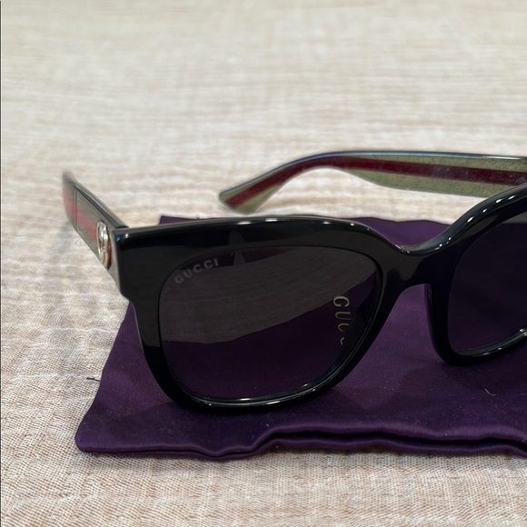 Gucci Black and Red Sunglasses Accessories - Picture 3 of 5